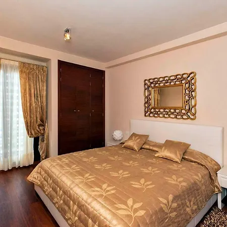 Luxury With Heated Pool דירה